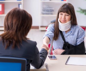 Injured,Employee,Visiting,Lawyer,For,Advice,On,Insurance