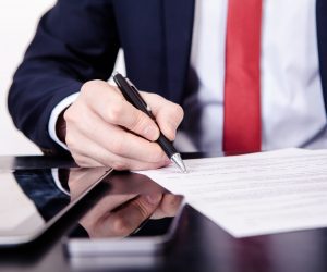 Business,Conflict,,On,Business,Meeting,Manager,And,Employee,Destroy,Draft